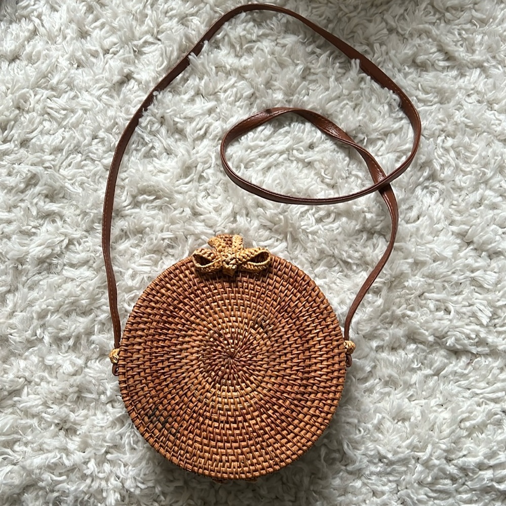 Round woven cross body